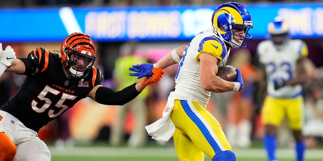 Cooper Cobb, a destra, dei Los Angeles Rams scappa dal quarterback Logan Wilson, a sinistra, dei Cincinnati Bengals durante il quarto trimestre di una partita di football NFL Super Bowl LVI al SoFi Stadium di Inglewood, domenica 13 febbraio 2022. 