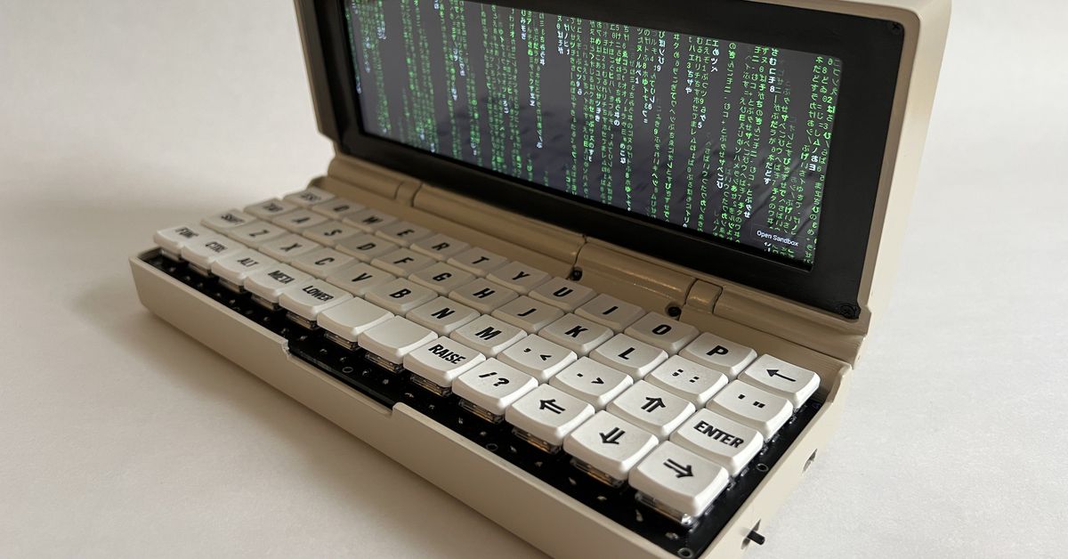 Penkesu è un computer portatile fatto a mano con una tastiera meccanica

