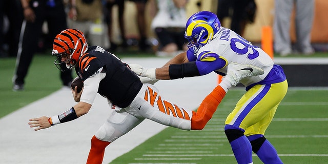 Aaron Donald n. 99 dei Los Angeles Rams spinge Joe Burrow n. 9 dei Cincinnati Bengals nel terzo trimestre durante il Super Bowl LVI al Sophie Stadium il 13 febbraio 2022 a Englewood, California. 
