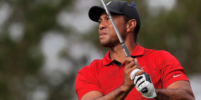 Tiger Woods gioca sulla seconda buca durante il secondo round del torneo di golf del campionato PNC domenica 19 dicembre 2021 a Orlando, in Florida.