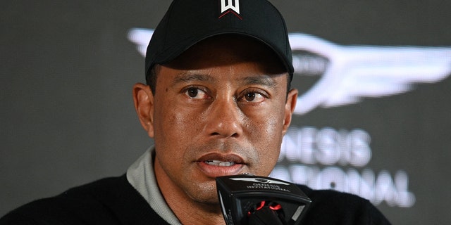 Tiger Woods, ospite di Genesis Invitational, parla in una conferenza stampa prima del torneo di golf PGA Tour al Riviera Country Club di Los Angeles, California, il 16 febbraio 2022.