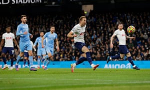 Harry Kane spara al Tottenham in testa.