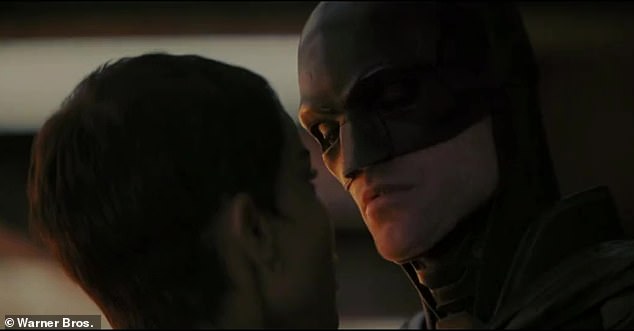 Tensione: verso la fine della clip, chiede Catwoman 
