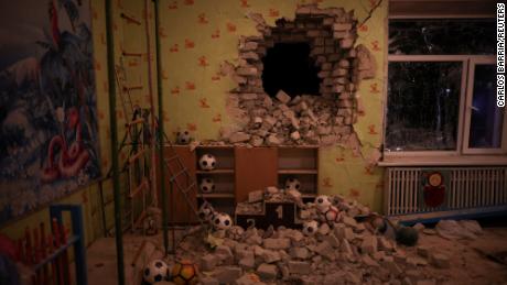 Un asilo nido a Stanytsia Luhanska, nella regione del Donbass, nell'Ucraina orientale, è stato colpito da un proiettile giovedì.