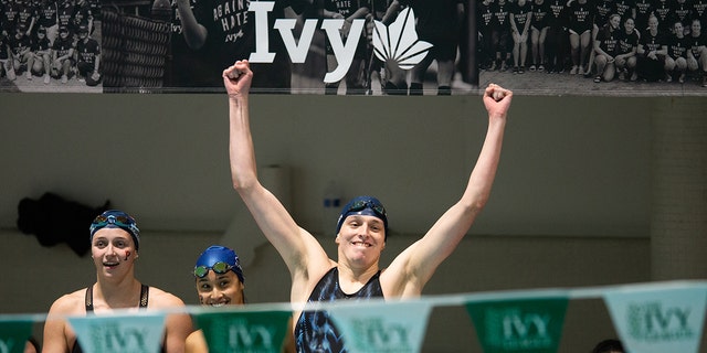 La nuotatrice dell'Università della Pennsylvania Leah Thomas reagisce dopo che la sua squadra ha vinto la staffetta di stile libero di 400 yard durante i Campionati di nuoto e immersioni femminili della Ivy League 2022 a Blodgett Pool il 19 febbraio 2022 a Cambridge, Massachusetts.