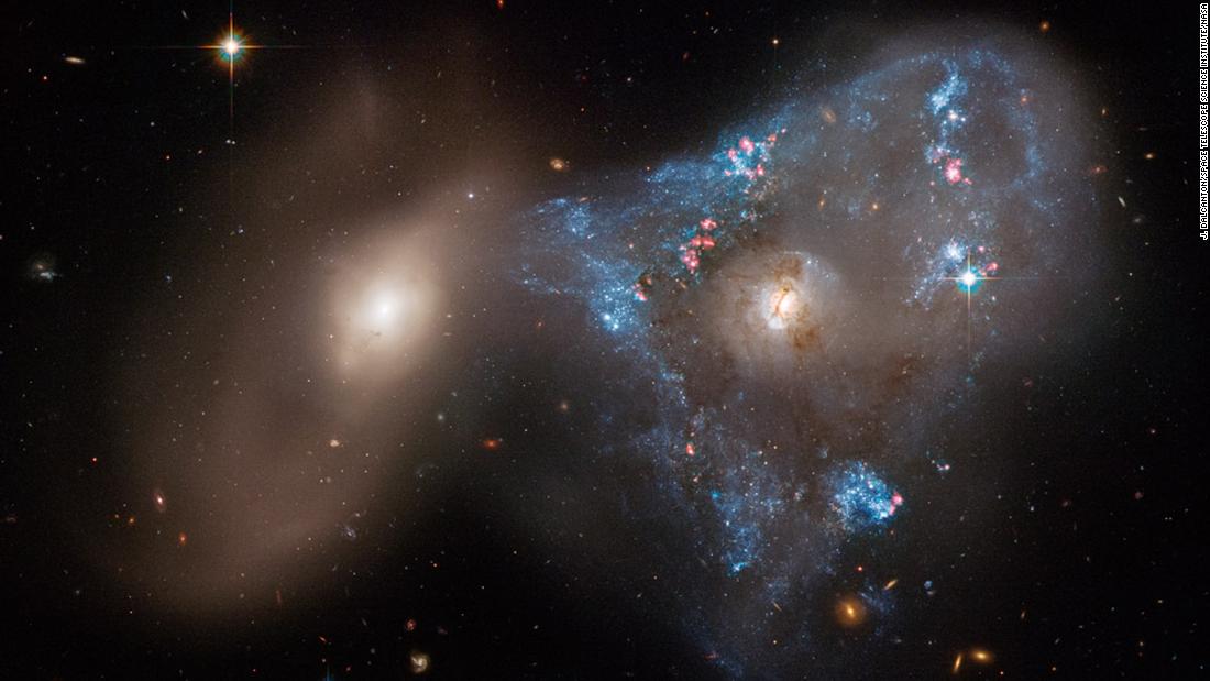 Due galassie che si scontrano insieme formano un insolito triangolo spaziale


