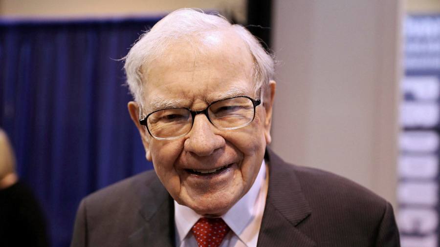 I profitti del Berkshire Hathaway salgono alle stelle, ma Warren Buffett lamenta la mancanza di buoni affari

