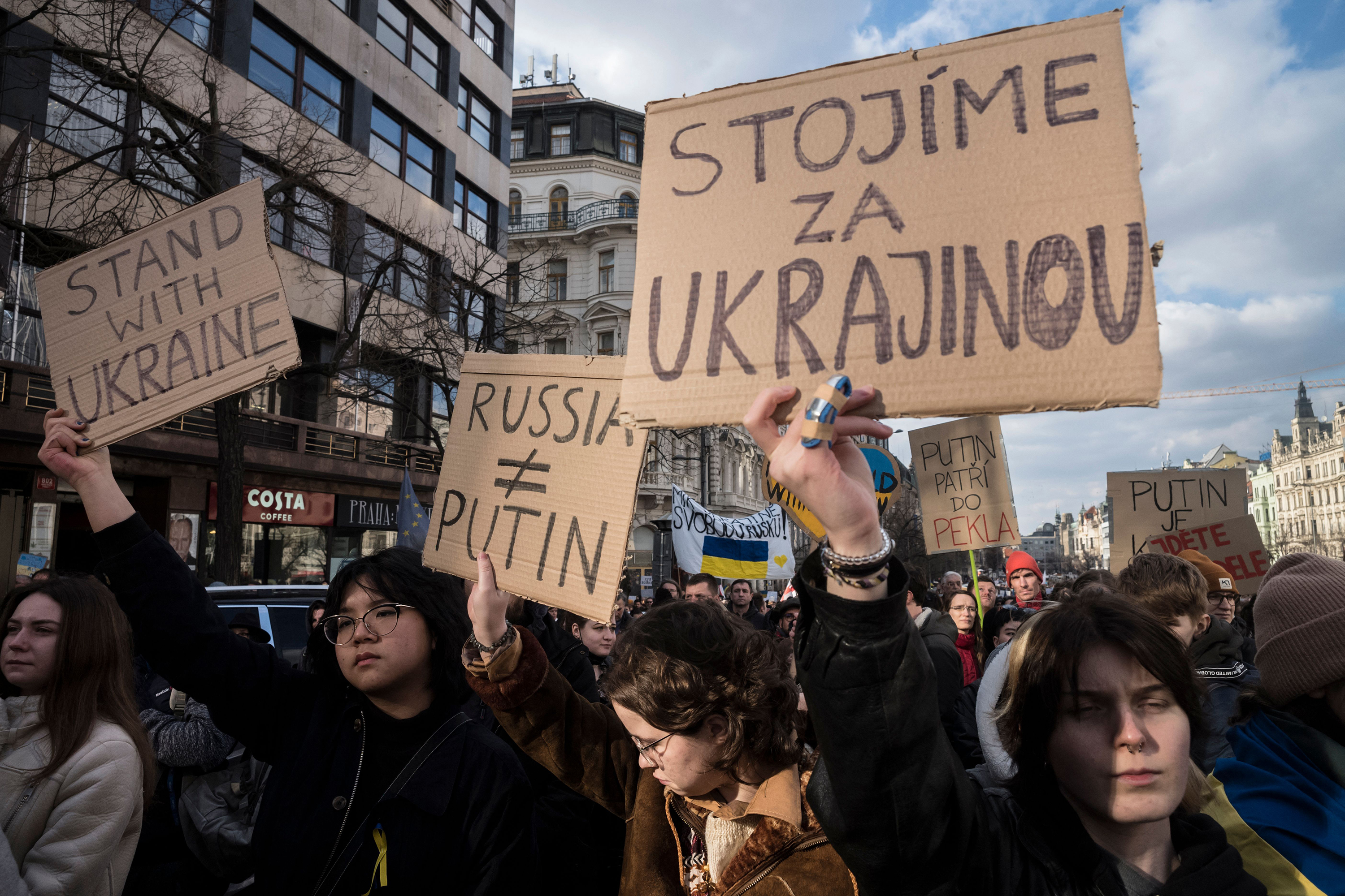 I manifestanti prendono parte a una manifestazione contro l'invasione russa dell'Ucraina, il 27 febbraio a Praga, nella Repubblica Ceca. 