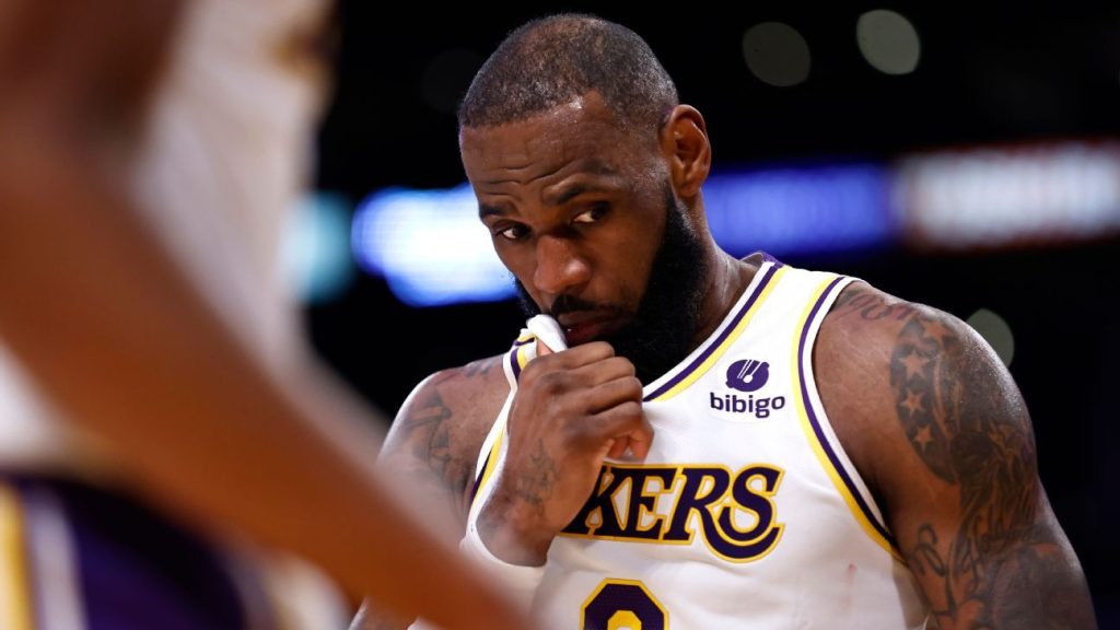 I Rilling Lakers sono stati accolti con fischi in casa quando Russell Westbrook ha detto che il rapporto di scouting dell'avversario per "giocare più duramente di loro" stava funzionando.
