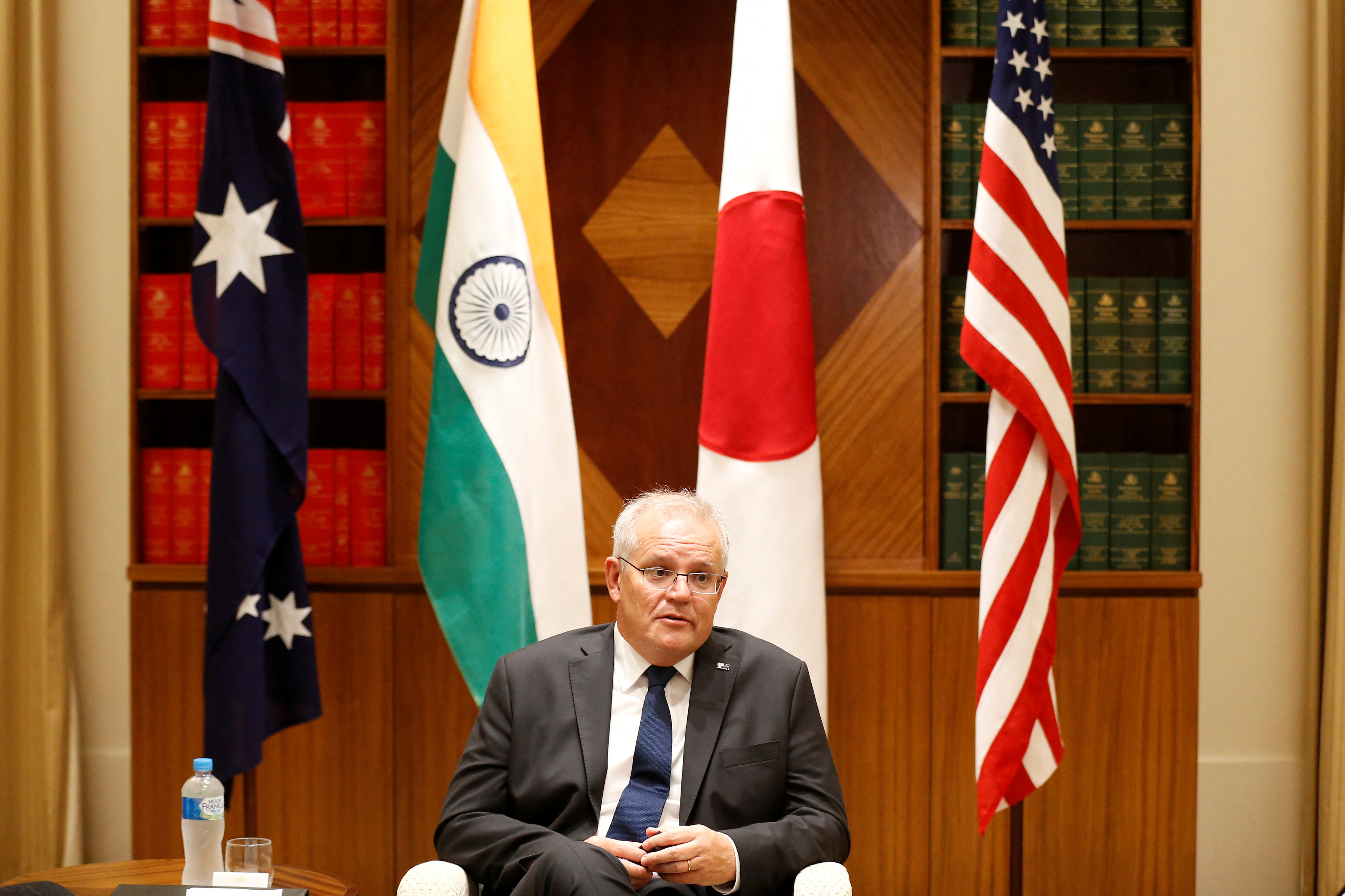 Il primo ministro australiano Scott Morrison parla ai media presso l'Ufficio del Parlamento del Commonwealth a Melbourne, Australia, 11 febbraio 2022. Darrian Traynor/Pool via REUTERS