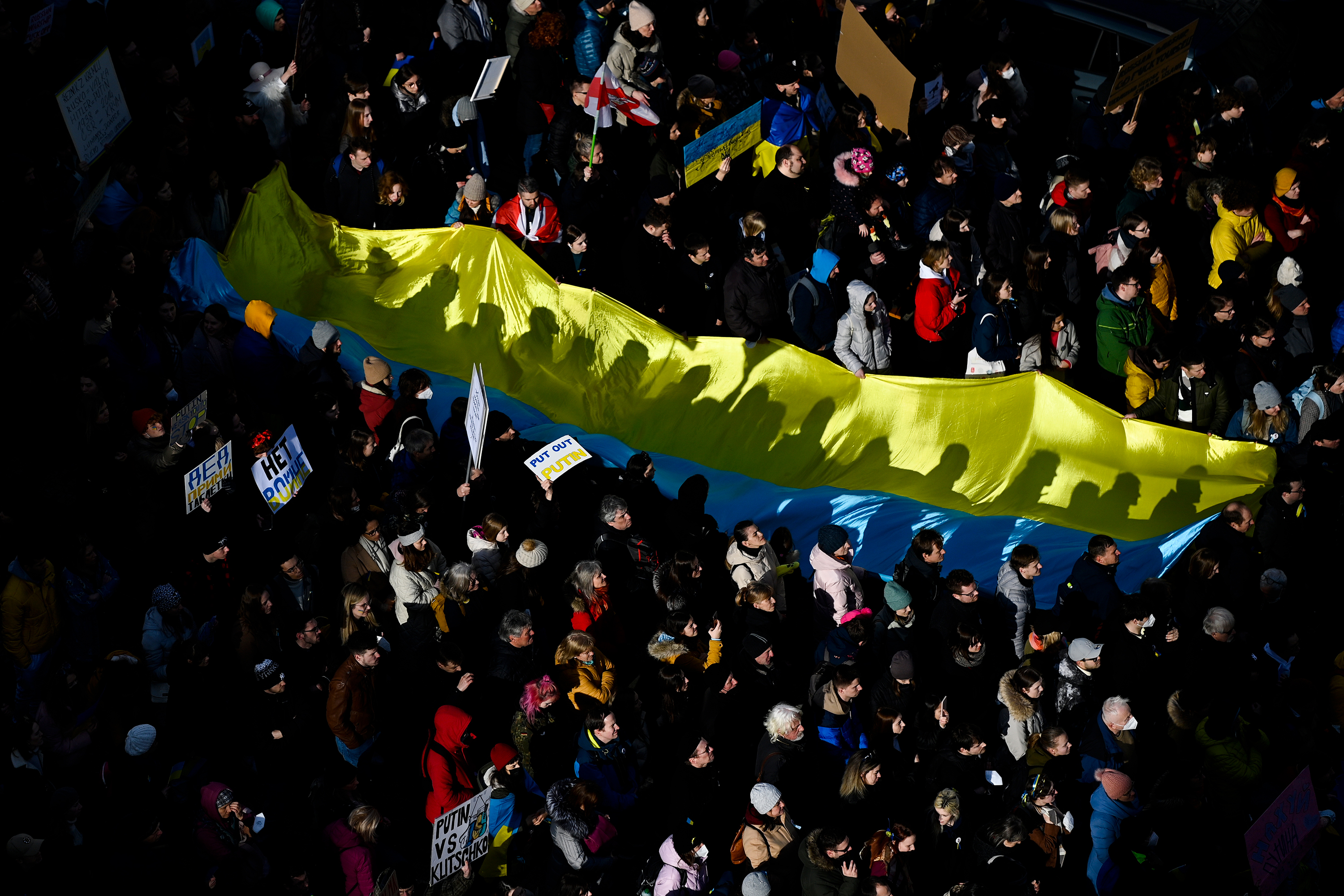 La gente si riunisce in una manifestazione contro l'invasione russa dell'Ucraina il 27 febbraio a Praga, nella Repubblica Ceca.