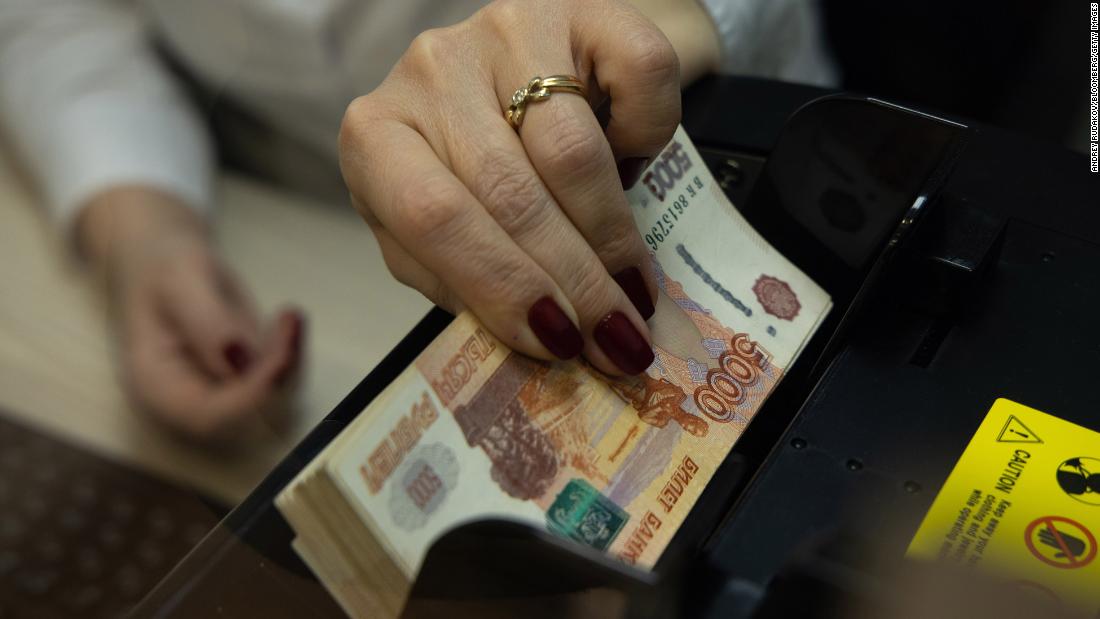 Le azioni russe crollano e il rublo scende al minimo storico

