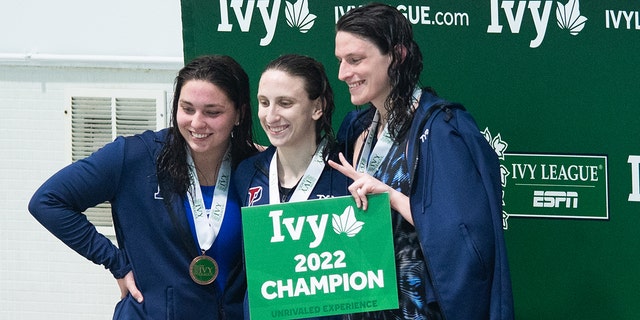 La nuotatrice dell'Università della Pennsylvania Leah Thomas sorride sul podio dopo aver vinto il 500° stile libero durante i Campionati di nuoto e immersioni femminili della Ivy League 2022 a Blodgett Pool il 17 febbraio 2022 a Cambridge, Massachusetts.