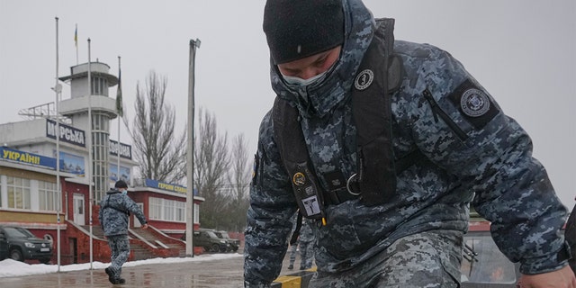 Una guardia di frontiera navale ucraina segue una pattuglia nel Mar d'Azov, vicino a Mariupol, nella regione di Donetsk, nell'Ucraina orientale, il 2 febbraio.