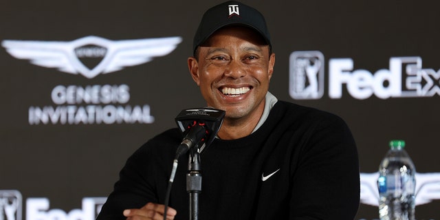 Tiger Woods parla durante una conferenza stampa per il Genesis Invitational Golf Tournament al Riviera Country Club, mercoledì 16 febbraio 2022, nelle Pacific Palisades di Los Angeles.
