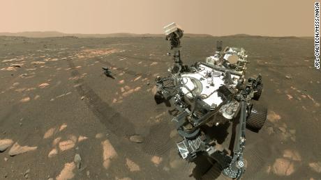 Il rover Mars Perseverance si fa un selfie con un elicottero Ingenuity