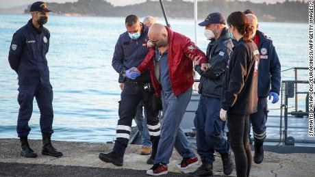 Un passeggero salvato è arrivato venerdì al porto di Corfù, dopo che centinaia di persone sono state evacuate dalla nave.