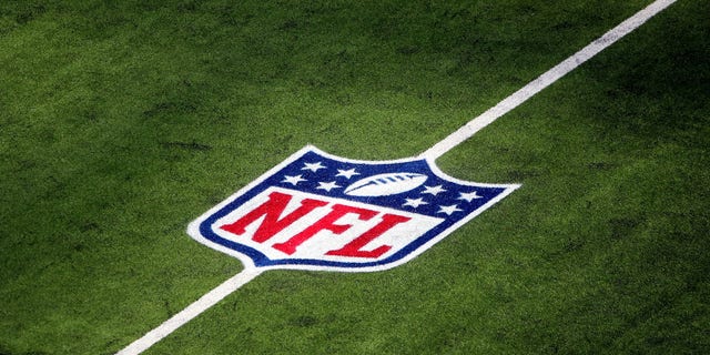 Una vista generale del logo NFL è visibile sul campo prima della partita tra gli Arizona Cardinals e i Los Angeles Rams al SoFi Stadium il 3 ottobre 2021 a Englewood, California.