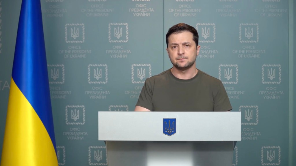 Il presidente Volodymyr Zelensky parla in una conferenza stampa a Kiev.