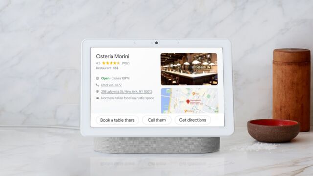 Nest Hub Max di Google è uno smart display da 10 pollici progettato per visualizzare foto, effettuare videochiamate, controllare dispositivi domestici intelligenti e accedere all'Assistente Google, tra gli altri trucchi.  Gli altoparlanti non sono i migliori e non c'è un otturatore fisico per la fotocamera integrata.