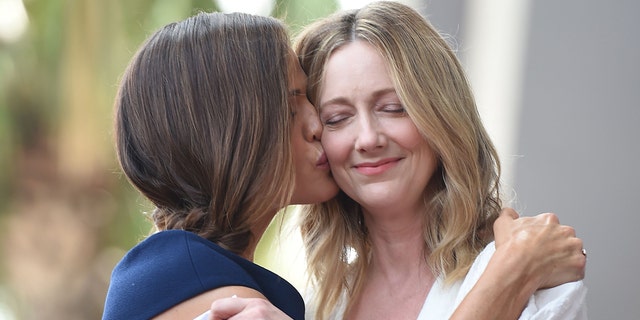Jennifer Garner, a sinistra, bacia la collega attrice Judy Greer mentre Garner riceve una stella all'Hollywood 0 Walk of Fame, 20 agosto 2018, a Hollywood, California.