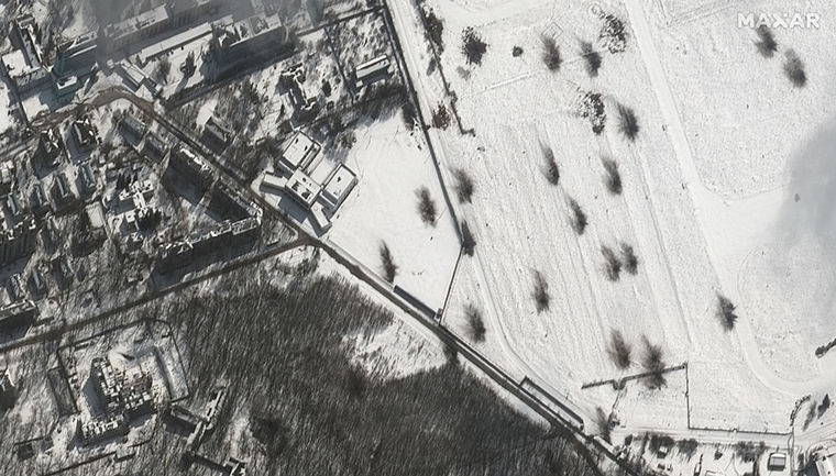 Crateri da impatto di artiglieria vicino a una zona residenziale a Kharkiv, Ucraina.