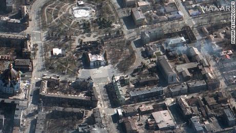 Questa immagine satellitare mostra un teatro distrutto a Mariupol, in Ucraina, che è stato bombardato il 16 marzo 2022. 