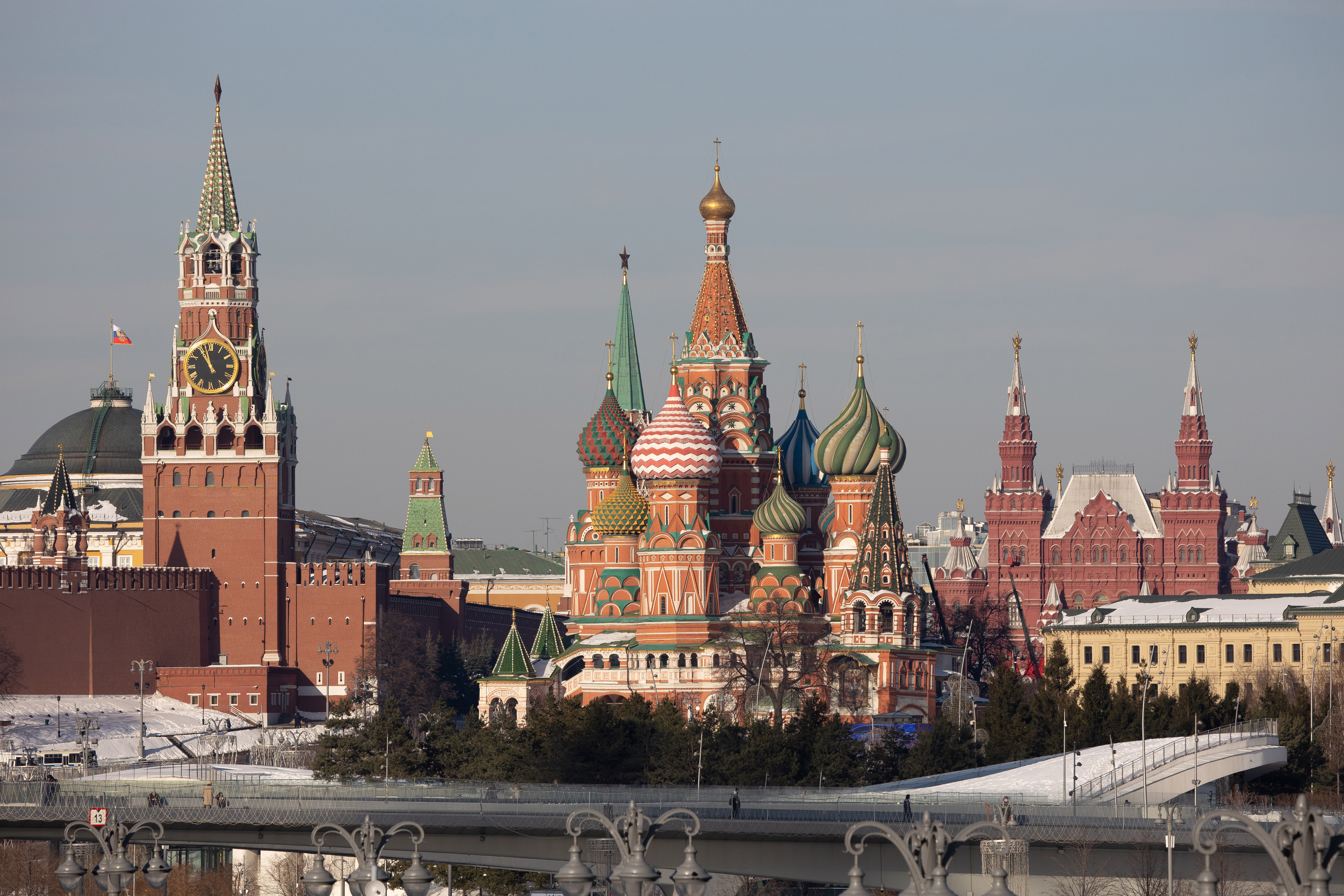 La Torre Spasskaya al Cremlino, a sinistra, e la Cattedrale di San Basilio, al centro, a Mosca, in Russia, il 15 febbraio.