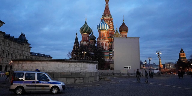 Un'auto della polizia parcheggiata nella Piazza Rossa, con la Cattedrale di San Basilio sullo sfondo, a Mosca, Russia, 4 marzo 2022. 