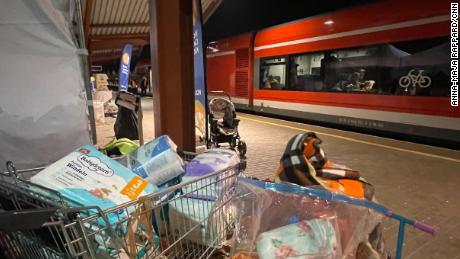 I cittadini polacchi hanno lasciato i loro carrelli della spesa pieni di pannolini al binario della stazione ferroviaria di Przemyśl.