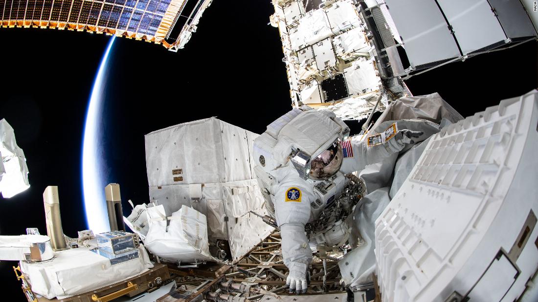 Gli astronauti della NASA fanno passeggiate spaziali per fornire aggiornamenti energetici alla stazione spaziale

