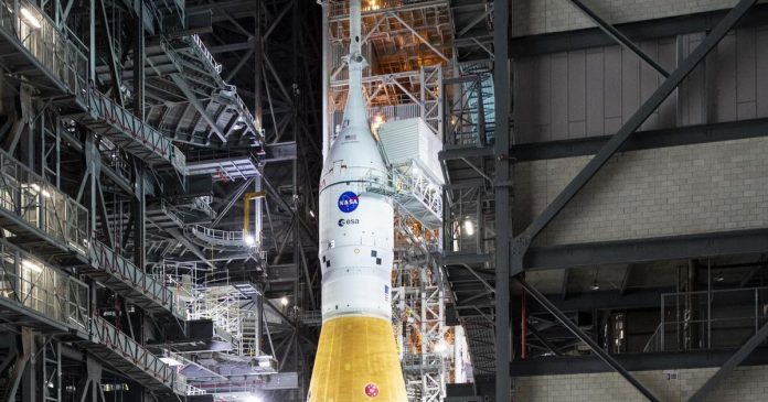 Guarda per la prima volta la NASA lanciare il suo nuovo enorme razzo, lo Space Launch System

