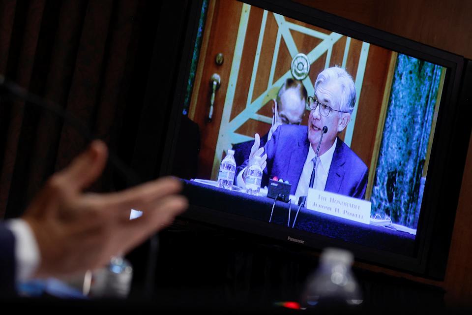 Il presidente della Federal Reserve degli Stati Uniti Jerome Powell appare su uno schermo video mentre testimonia davanti a un'audizione della commissione per gli affari bancari, abitativi e urbani del Senato sulla Federal Reserve 
