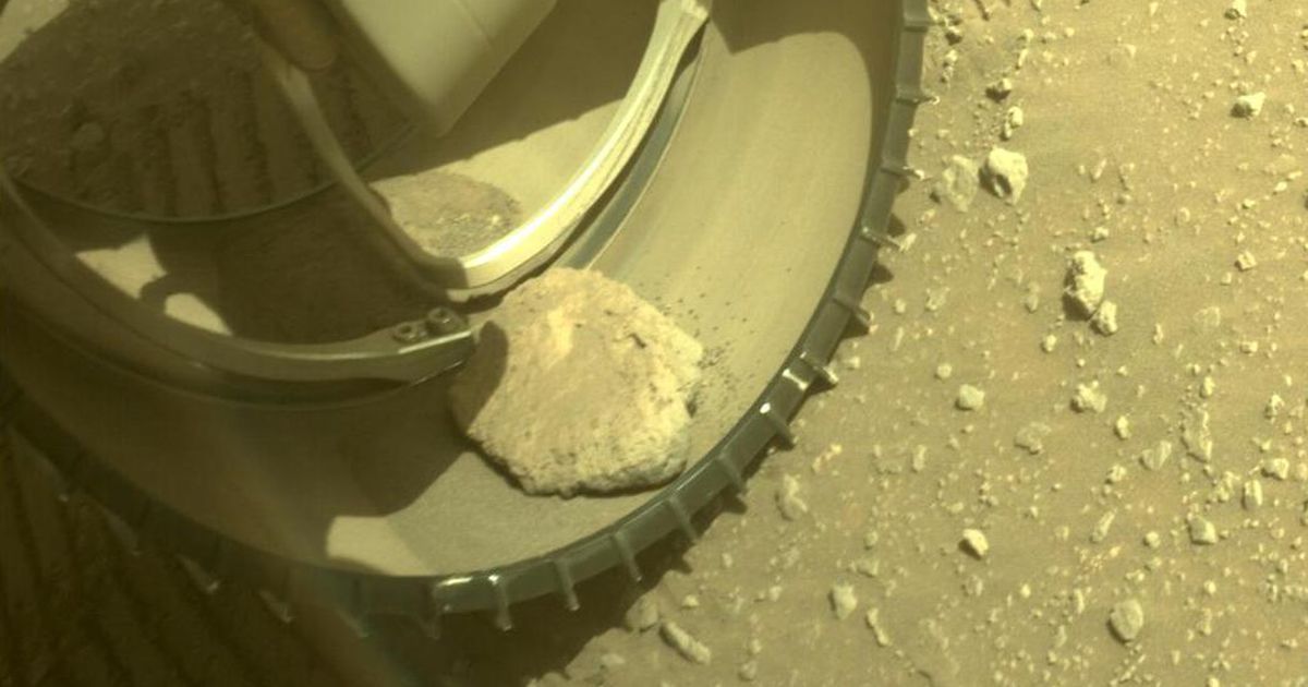 Il Perseverance Rover su Marte della NASA ha una corsa rocciosa su una delle sue ruote

