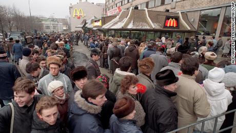 McDonald's ha trasformato la Russia... Ora sta abbandonando il Paese