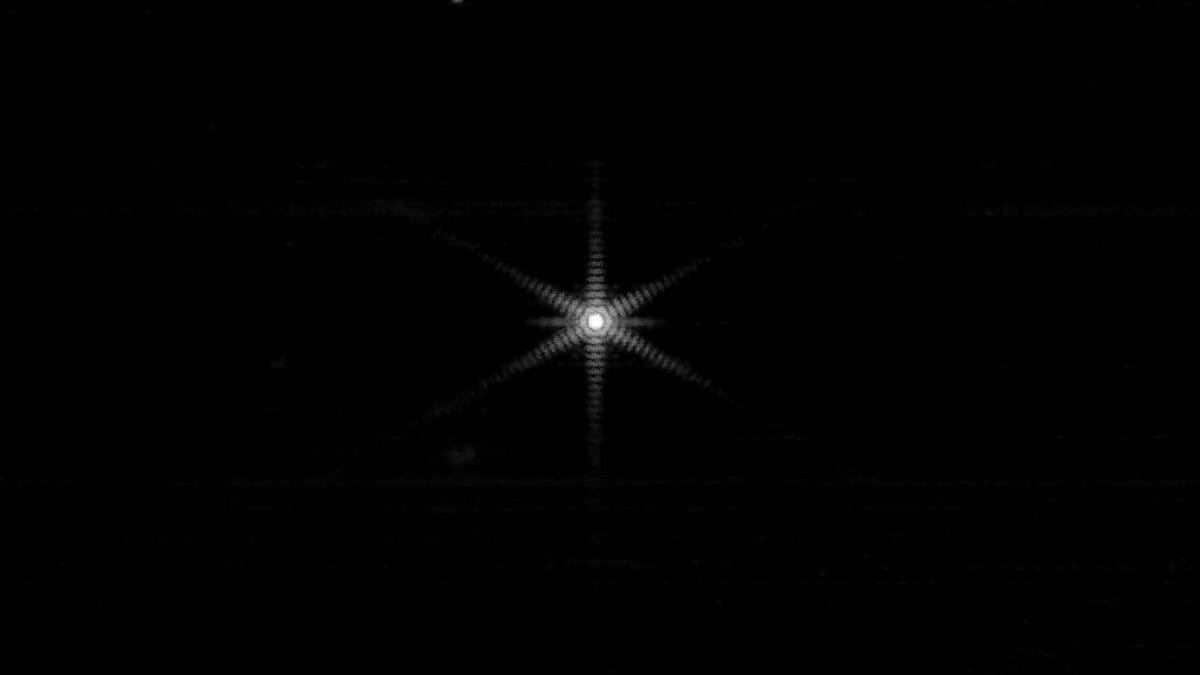 Il telescopio Webb evidenzia la stella mentre completa la fase di allineamento dell'