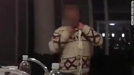 Il filmato della telecamera della polizia di Chicago della notte dell'incidente mostrava Smollett con un cappio intorno al collo.  Ha testimoniato di aver rimosso il cappio dopo l'attacco, ma di averlo rimesso a posto per essere mostrato alla polizia.