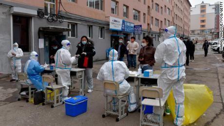 Gli studenti in quarantena chiedono aiuto online mentre la Cina affronta la più grande epidemia di COVID-19 dal 2020