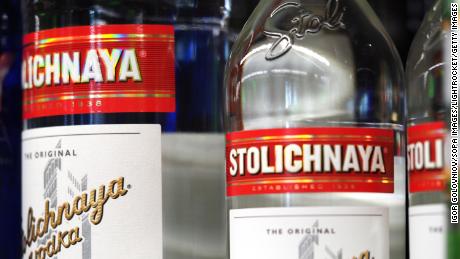Bottiglie di vodka Stolichnaya viste in mostra nel 2020. La vodka, nota soprattutto per essere commercializzata come russa, sarà ora venduta e commercializzata come Stoli, ha affermato la società in una nota.
