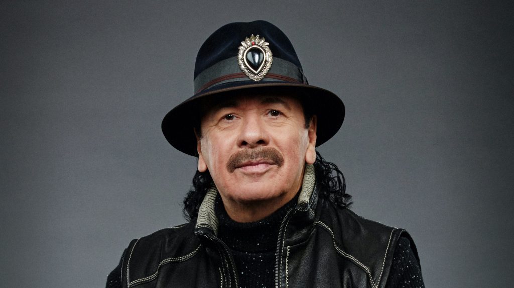 Carlos Santana si scusa per i commenti anti-transfobici al concerto nel New Jersey ripresi in video - Deadline