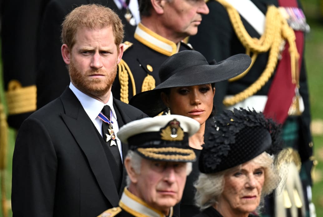 Meghan britannica, duchessa del Sussex, reagisce mentre lei, il principe Harry, duca di Sussex, la regina Camilla e re Carlo partecipano ai funerali di stato e alla sepoltura della regina Elisabetta britannica, a Londra, Gran Bretagna, il 19 settembre 2022.