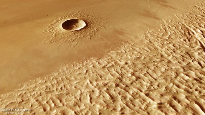 A view of sandy-colored striations on Mars