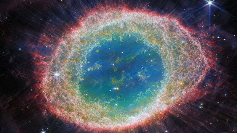 La colorata Nebulosa Anello brilla nelle nuove immagini di Webb