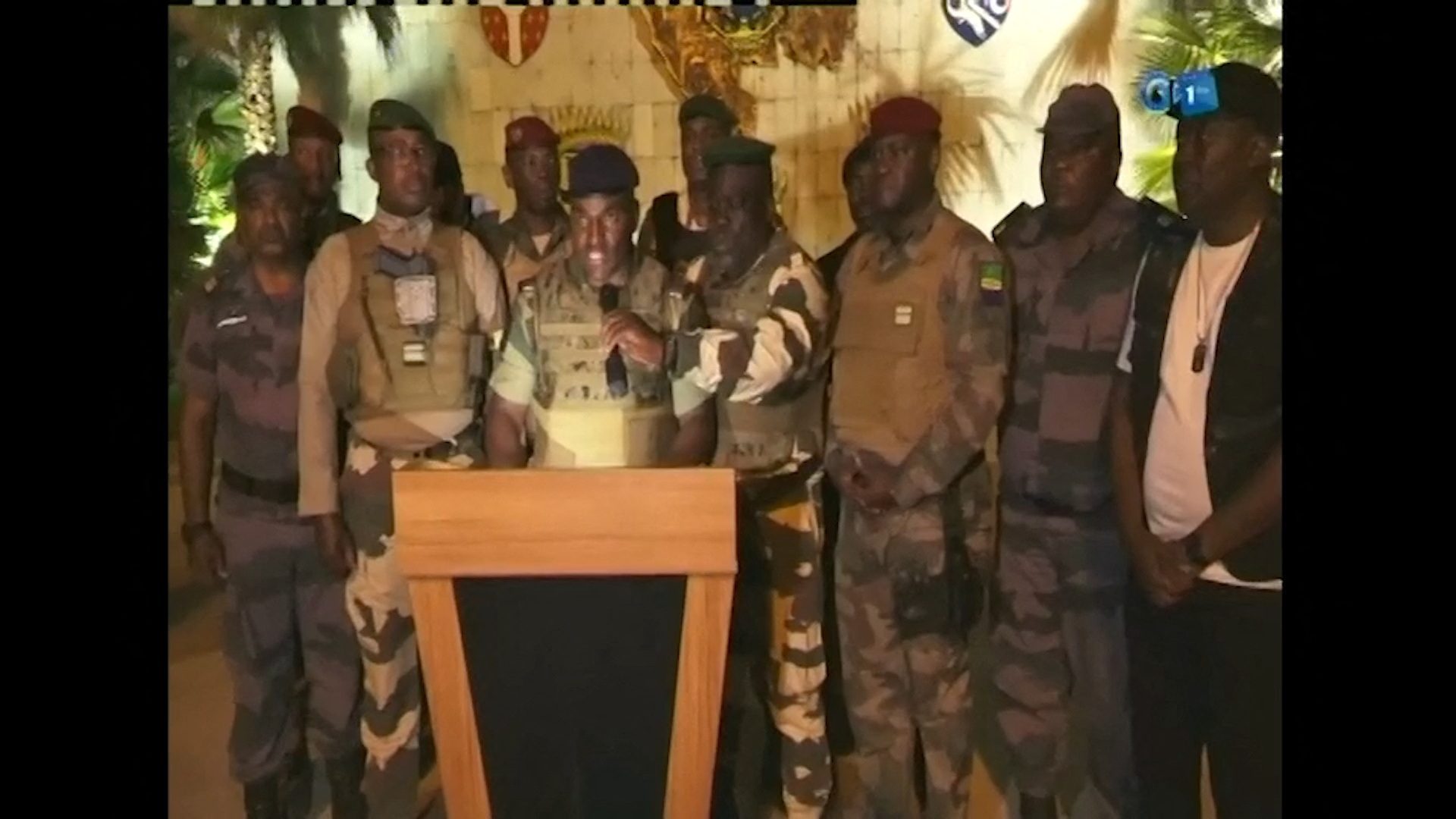 Gli ufficiali militari gabonesi annunciano la presa del potere