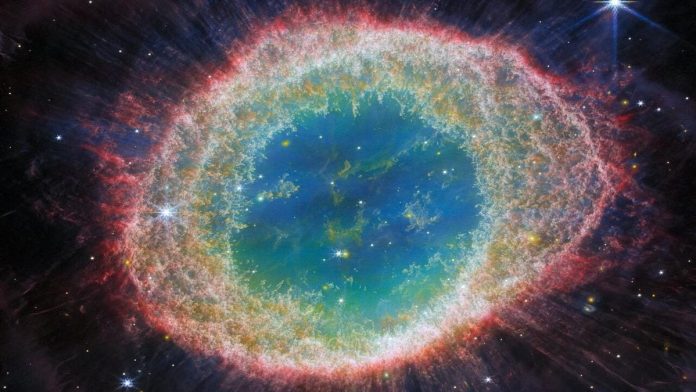 Il Webb Space Telescope ha appena pubblicato due straordinarie immagini della Nebulosa Anello

