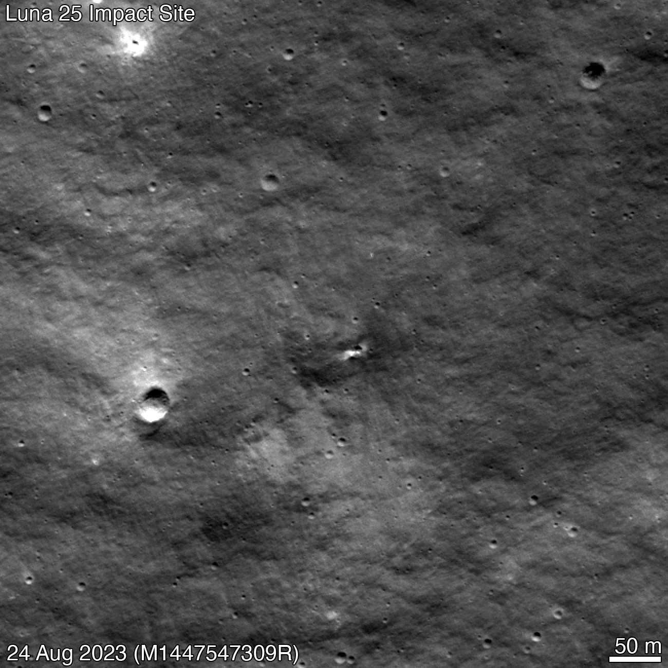 Prima e dopo le riprese della superficie lunare, che mostrano un nuovo piccolo cratere