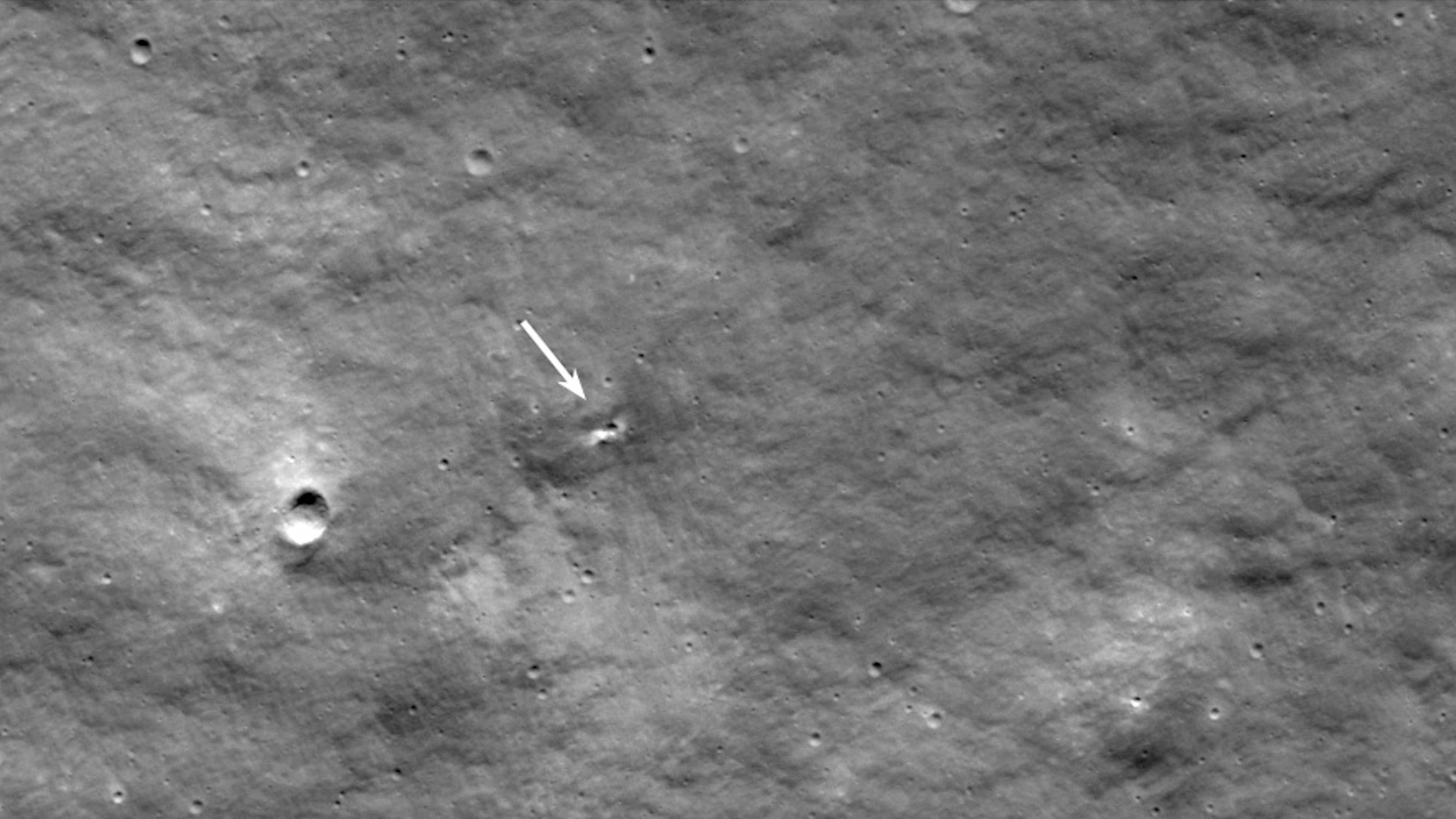 Un piccolo cratere sulla superficie grigia della luna