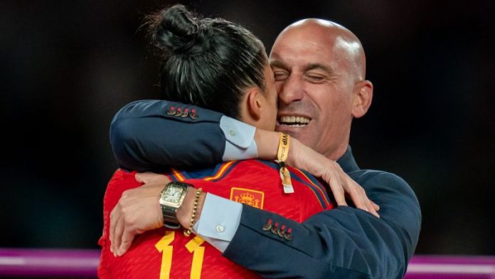 Luis Rubiales: il presidente del calcio spagnolo deve affrontare le critiche dopo aver dato alla vincitrice della Coppa del Mondo Jennifer Hermoso un bacio a sorpresa sulle labbra dopo aver vinto l'oro

