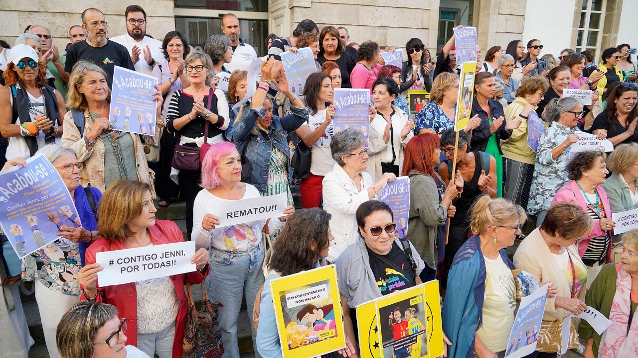 Una manifestazione a sostegno della calciatrice Jenny Hermoso il 28 agosto 2023 in Galizia, Spagna. 