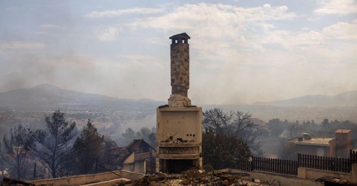 Un incendio boschivo fuori Atene mentre centinaia di incendi devastano la Grecia

